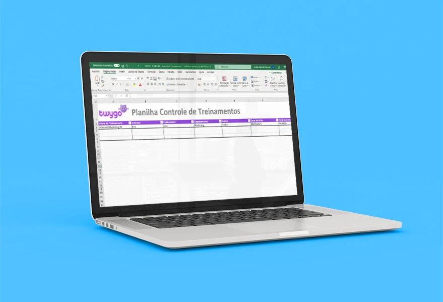 Notebook aberto exibindo planilha de controle de treinamentos no Microsoft Excel da Twygo, com interface de tabelas e gráficos, sobre fundo azul sólido.