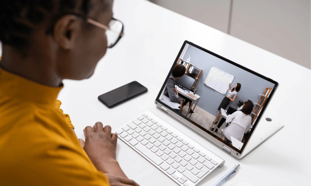 mulher negra usando o computador para ver um treinamento online da sipat