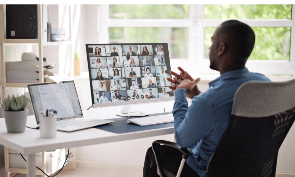 homem fazendo videoconferencia com toda a empresa durante a sipat