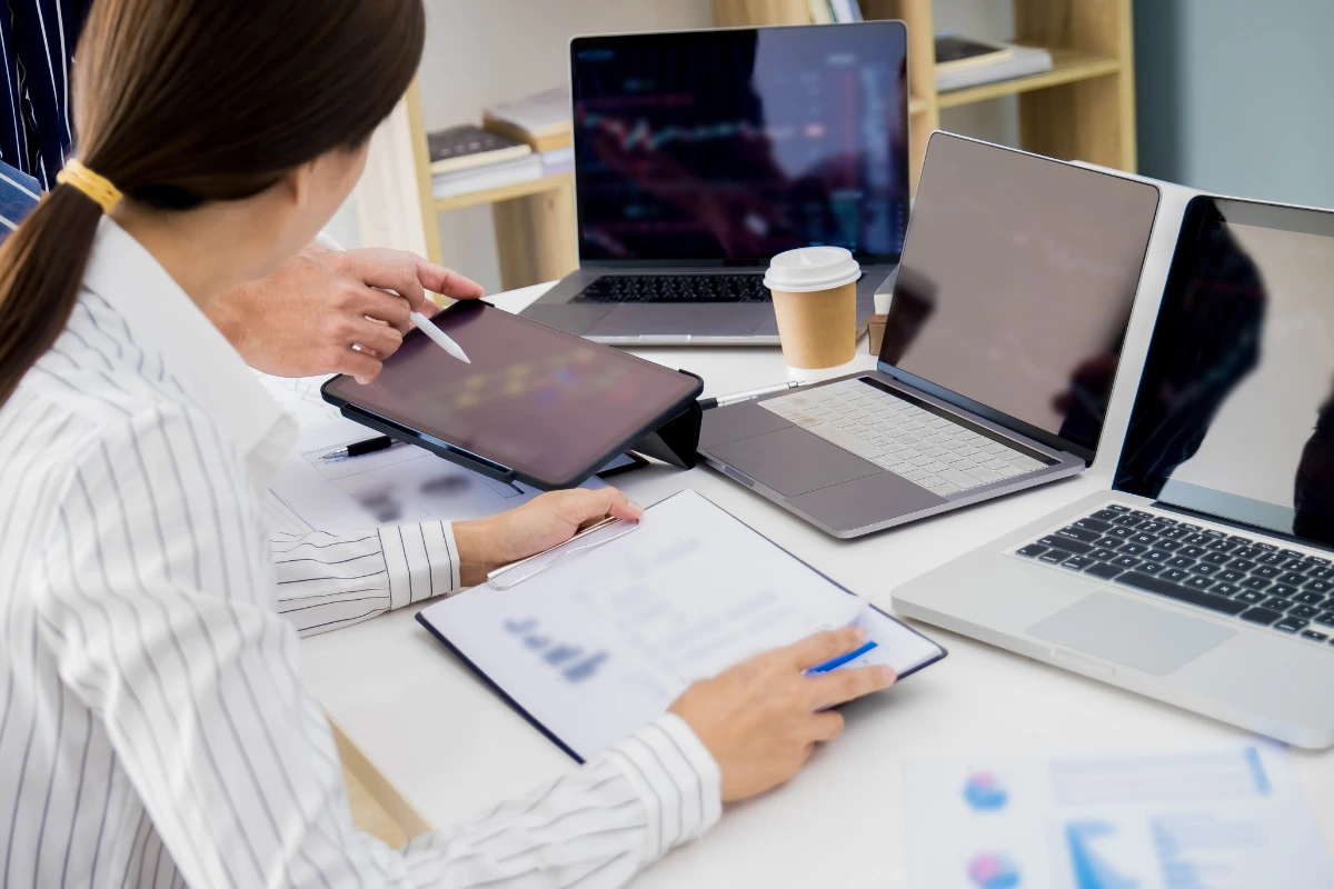 mulher analisando dados focada na analise de aprendizagem