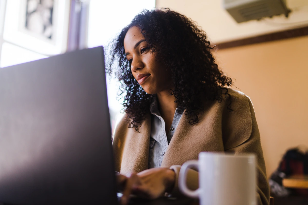 mulher negra usando computador