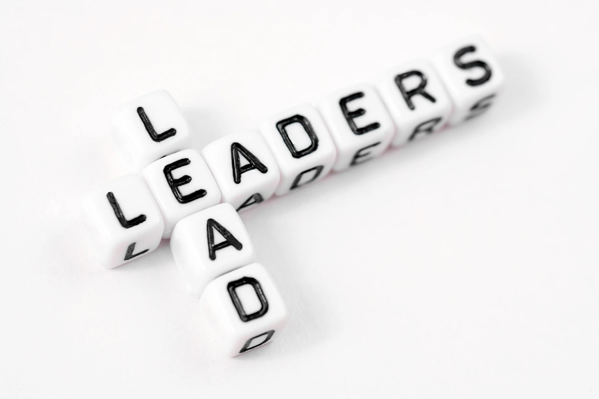 dados formando a palavra leaders e lead, simbolizando o desenvolvimento de lideres