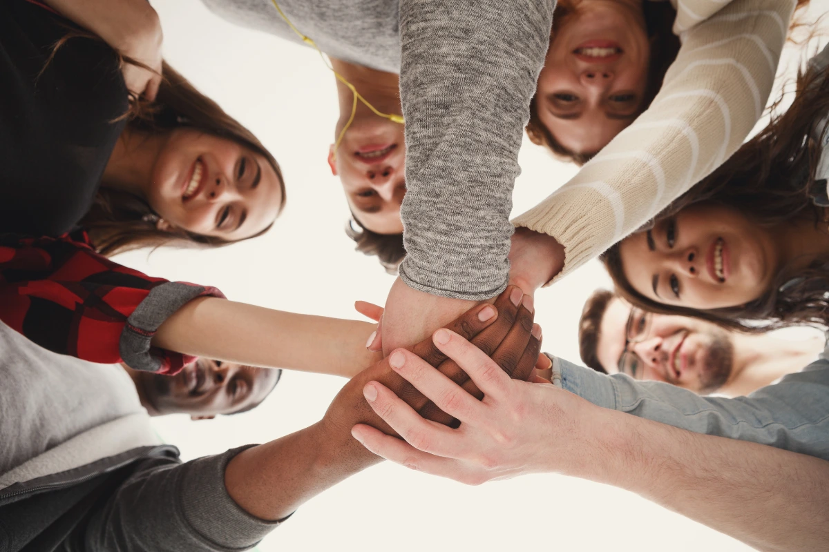 pessoas unindo as mãos
