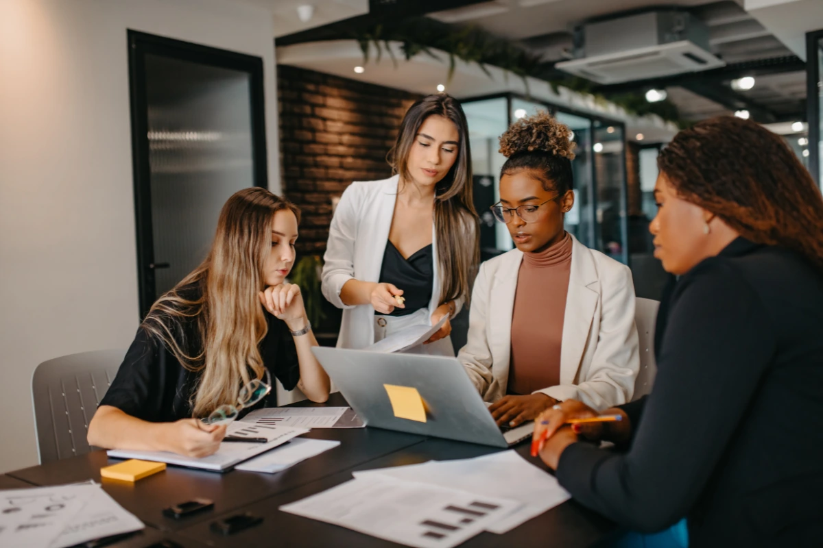 jovens brasileiras em escritorio de trabalho