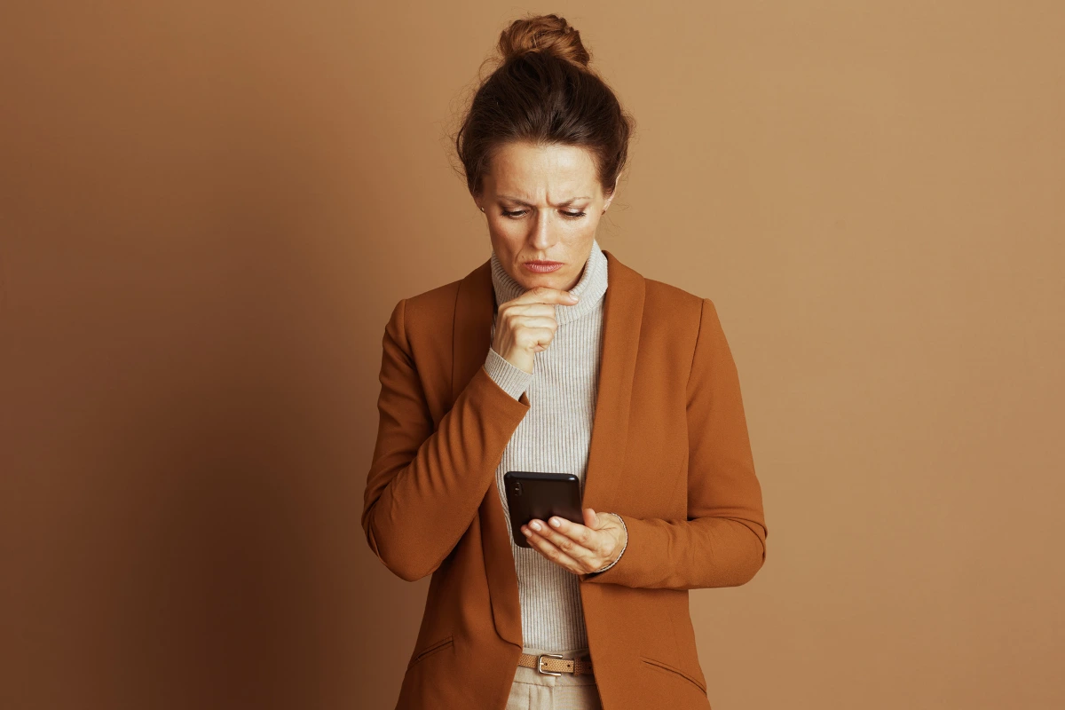 mulher com expressão apreensiva entendendo por que treinamentos corporativos falham