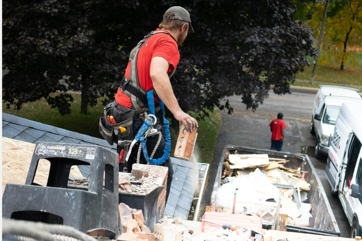 homem operário trabalhador em cima de um telhado, simbolizando a importancia do treinamento de nr-35 que preve regras para trabalho em alturas