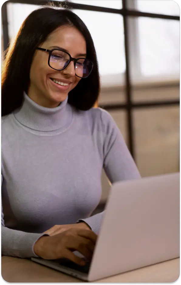 mulher jovem usando computador