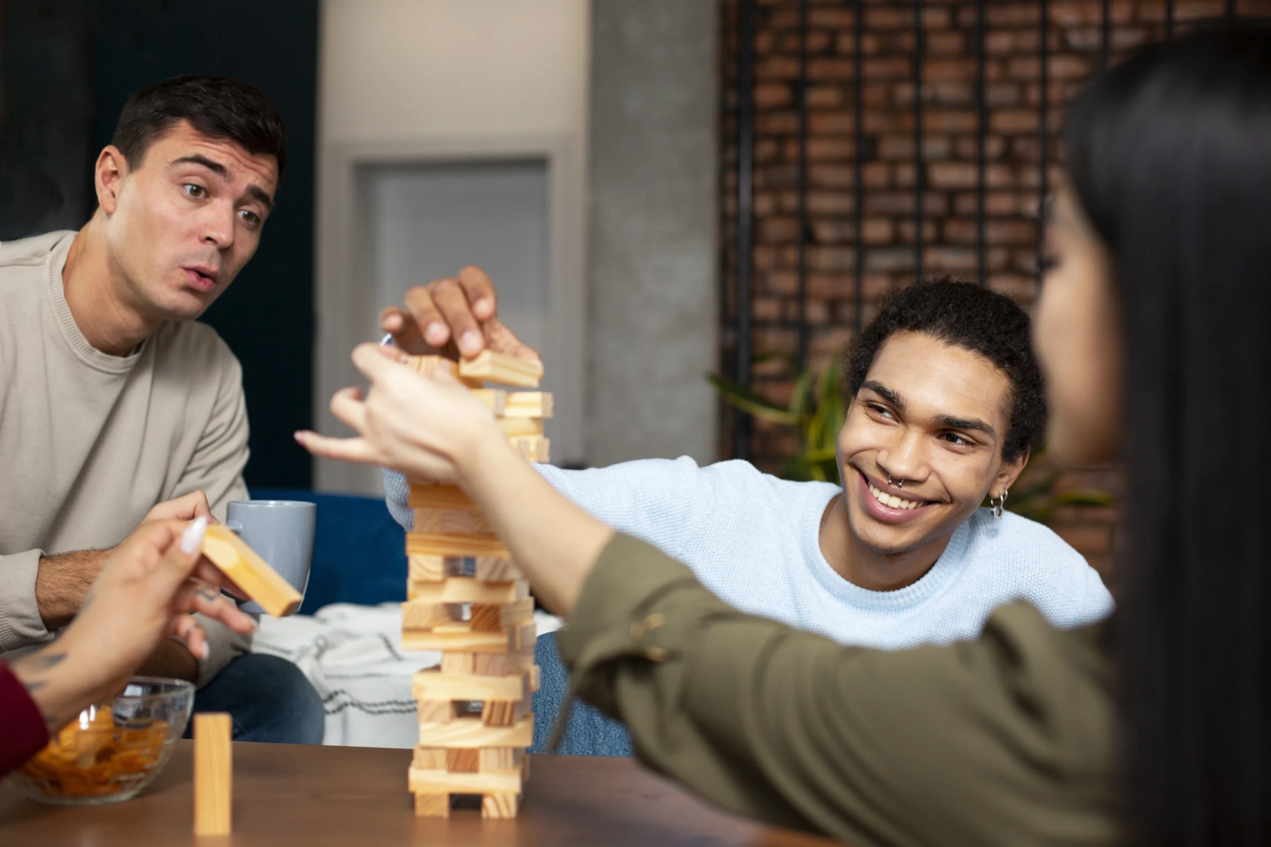 grupo-de-amigos-jogando-jenga-desafio-estrategia-colaboracao-risco-de-erro-gamificacao-aprendizado-ludico-trabalho-em-equipe