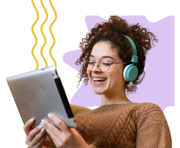 Uma mulher olhando para o tablet com uma expressão feliz