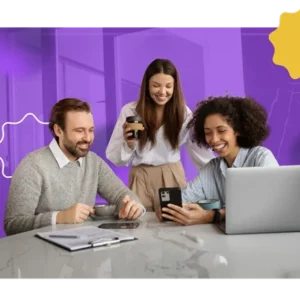 Equipe de T&D reunida analisando conteúdos de aprendizagem e desenvolvimento em ambiente corporativo