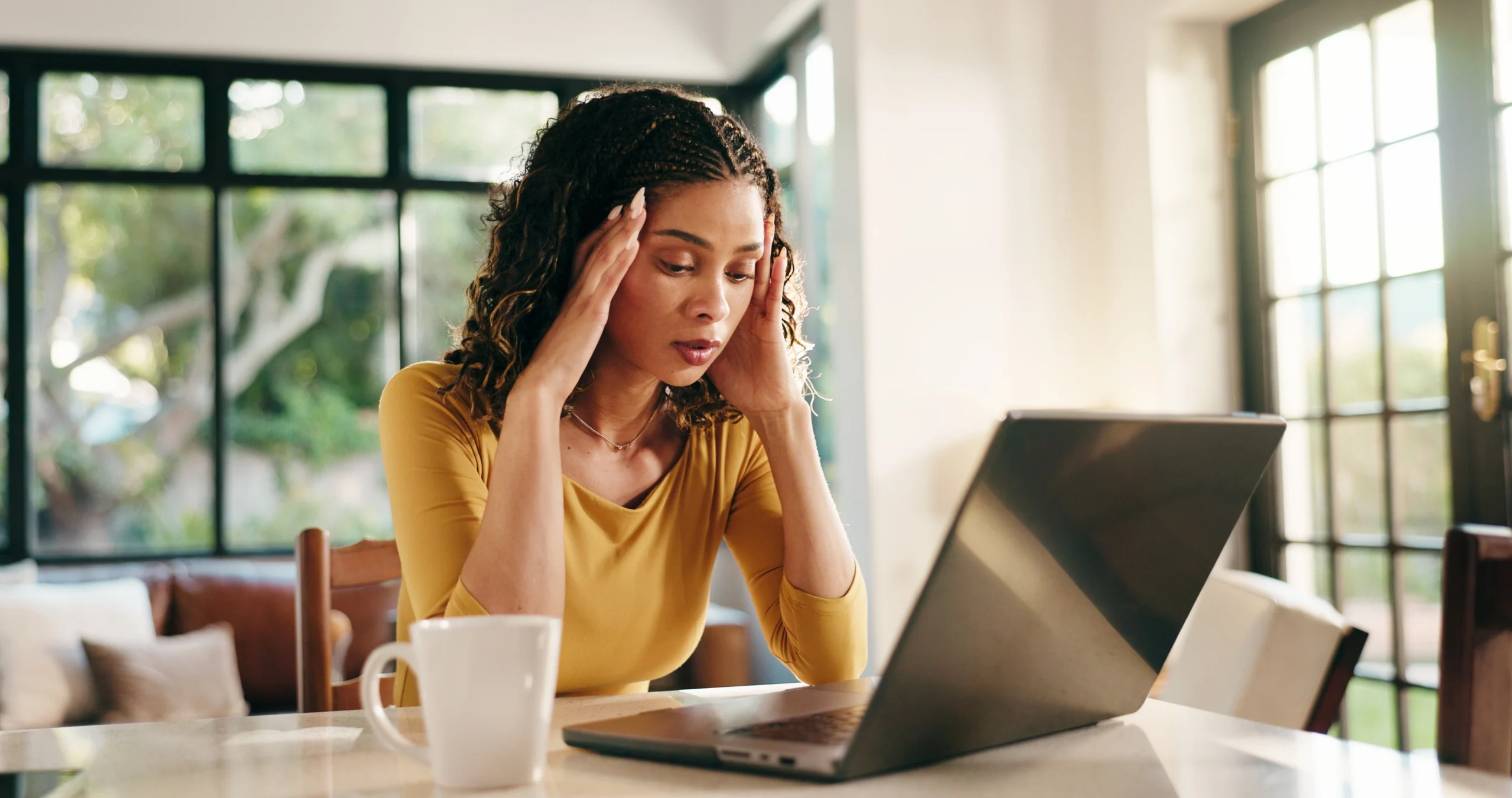 mulher-com-estresse-trabalhando-no-laptop-em-casa-cansaco-mental-burnout-geracao-z-trabalho-remoto-pressao-profissional