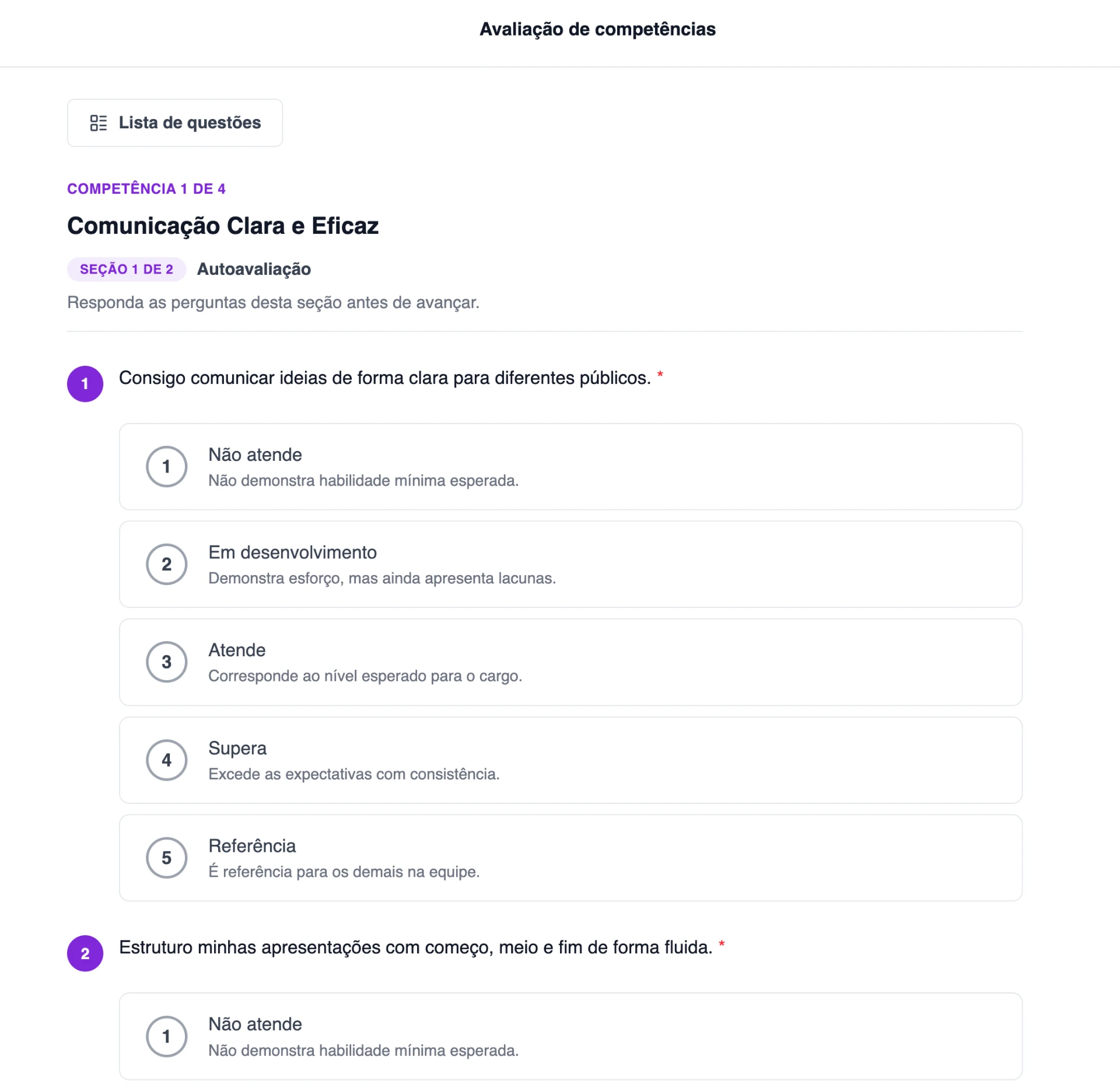 Tela de avaliação de competências com a seção “Comunicação Clara e Eficaz” e autoavaliação, mostrando perguntas e opções numeradas como “Não atende”, “Em desenvolvimento”, “Atende”, “Supera” e “Referência”.
