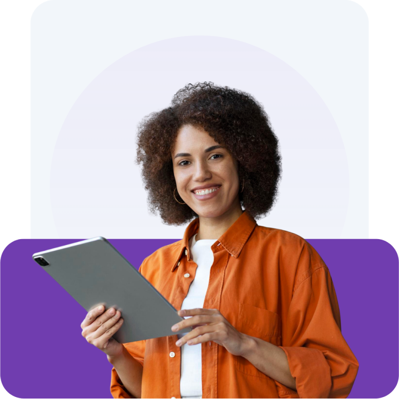 mulher negra com cabelo curto jovem estilosa vestindo camiseta branca e camiseta laranja. ela segura um tablet no qual pode ver a lista de catalogo de cursos prontos da Twygo