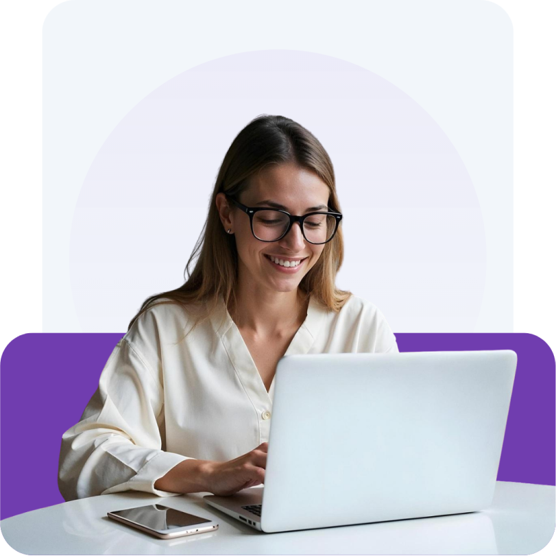 mulher jovem loira com oculos de grau usando o notebook, ela está fazendo o diagnóstico de T&D da twygo