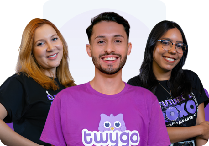 especialistas da twygo com camiseta com estampa da twygo. eles quem conduzem reuniões de demonstração gratuita do produto