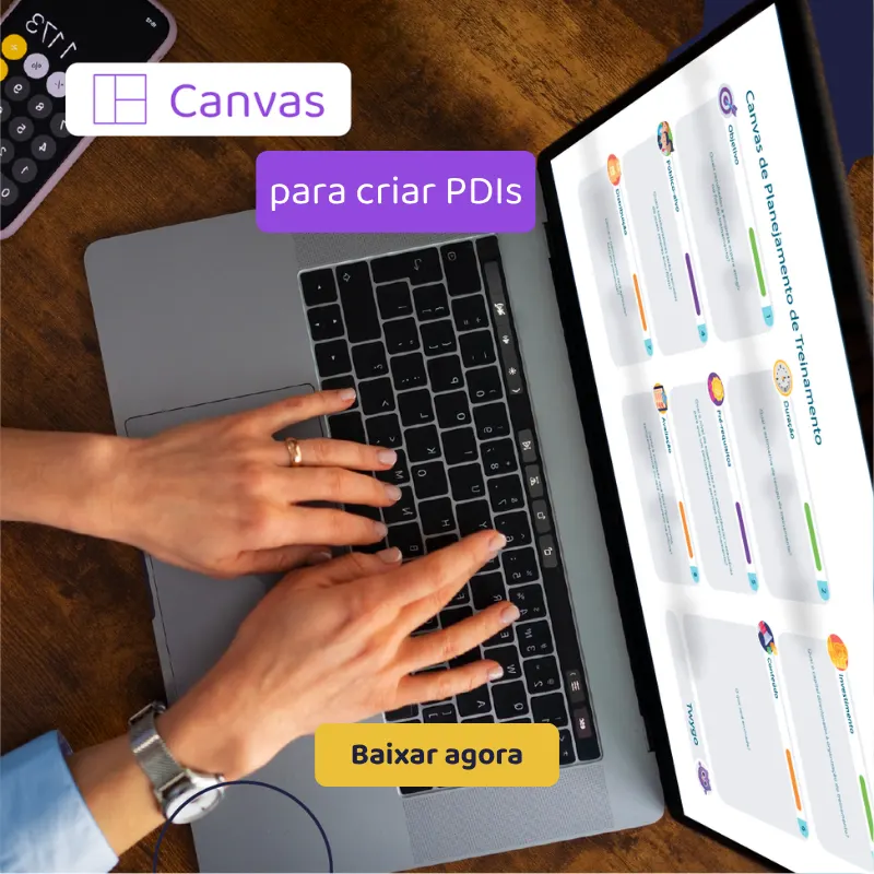 Imagem promocional com notebook aberto e mãos digitando, ao lado de um tablet mostrando uma tela de ferramentas para criar PDIs no Canva. Texto “Baixar agora” e elementos de design em roxo e amarelo.