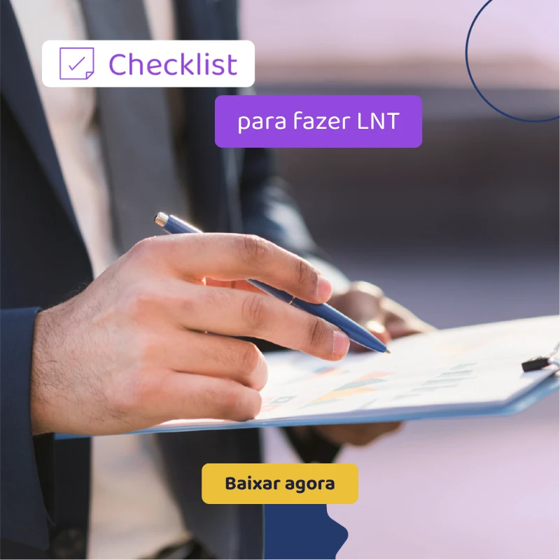 Mão de pessoa anotando em um documento com caneta, estilo de checklist e texto “Checklist para fazer LNT” com botão “Baixar agora”, design para download de orientação.